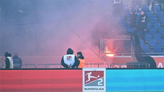 Niedersachsen-Derby: Spielunterbrechung in der Nachspielzeit