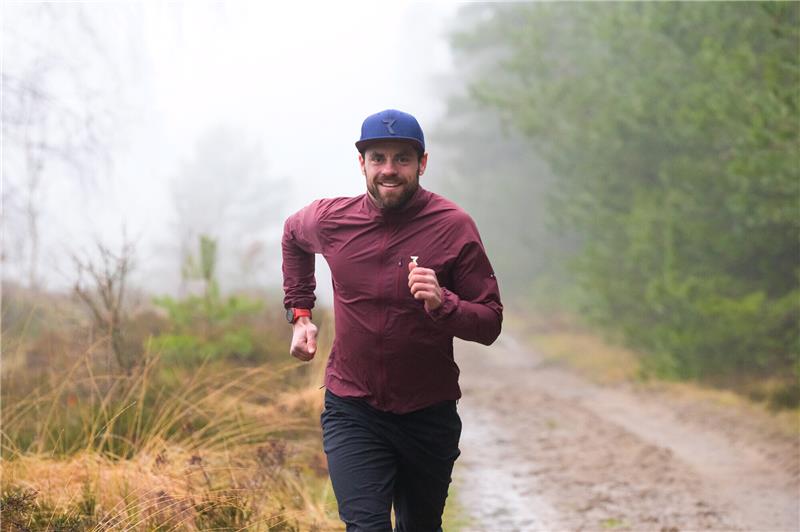 Niedersachsen, Hanstedt: Sportler Lars Wichert joggt zum Training in der Lüneburger Heide. Er kam, sah und siegte: Lars Wichert ist große Erfolge gewohnt. Doch dass der Ex-Ruderweltmeister in Hamburg bei seiner Ironman-Premiere gewann, überraschte nicht nur ihn. Für die WM auf Hawaii ist er qualifiziert. Jetzt hat er eine Profikarriere im Blick. Foto: Jonas Walzberg/dpa