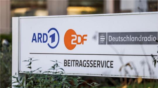 Niedersachsen setzt sich für die Erhöhung des Rundfunkbeitrags auf 18,94 Euro im Monat ein. (Archivbild)