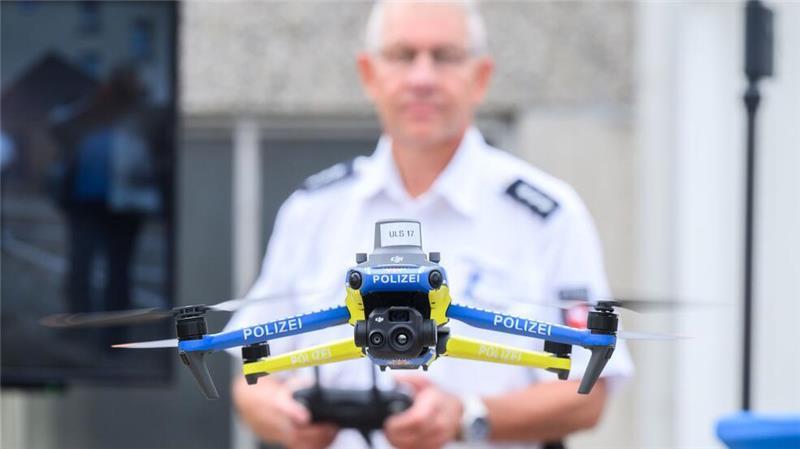 Polizei rüstet mit Drohnen und zwei neuen Hubschraubern auf Niedersachsen setzt verstärkt auf Drohnen bei der Polizei. Sie können inzwischen landesweit eingesetzt werden.