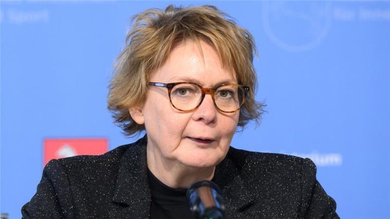 Niedersachsen erwägt Beteiligung von Clubs an Polizeikosten Niedersachsen will das Urteil des Bundesverfassungsgerichts nun genau prüfen, sagte Innenministerin Behrens. (Archivbild)