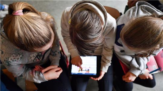Niedersachsen will mit einem neuen Konzept Medienkompetenz stärken (Archivfoto)