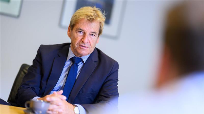 Arbeitgeber: Beiträge steigen, Patienten sollen vorstrecken Niedersachsenmetall-Chef Schmidt warnt, dass die Sozialabgaben bis 2030 auf 50 Prozent steigen könnten – mit Folgen für Arbeitnehmer und Unternehmen.