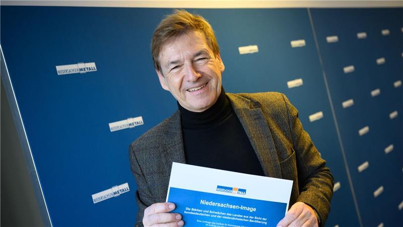 Niedersachsenmetall-Hauptgeschäftsführer Volker Schmidt hat die Umfrageergebnisse vorgestellt.