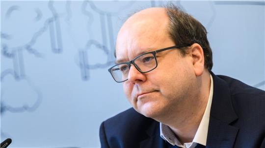 Niedersachsens Energieminister Christian Meyer warnt davor, den Ausbau erneuerbarer Energien auszubremsen. (Archivbild)