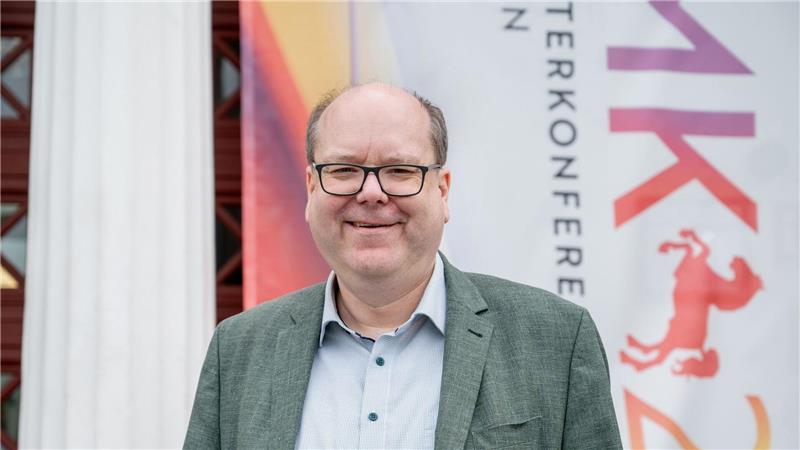 Niedersachsens Energieminister kritisiert fehlende Planungssicherheit für den Offshore-Windkraft-Ausbau.
