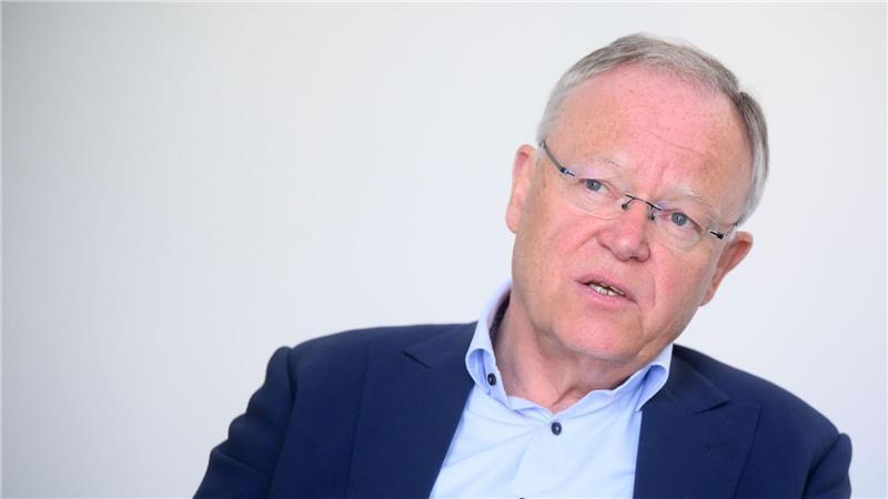 Niedersachsens Ex-Ministerpräsident Stephan Weil (SPD) wird der Kommission angehören. (Archivbild)