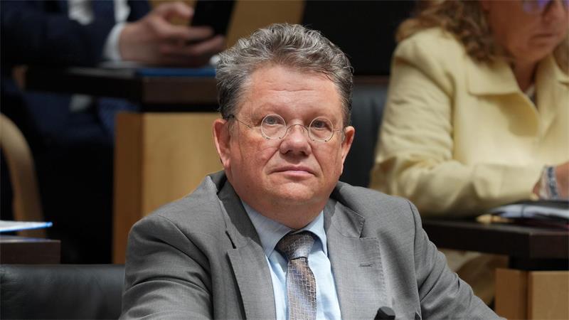 Niedersachsens Gesundheitsminister Andreas Philippi drängt schon länger auf eine Steuer auf zuckerhaltige Getränke wie Energydrinks. (Archivbild)