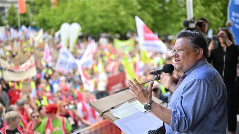 Tausende demonstrieren gegen Kürzungen im Gesundheitswesen Niedersachsens Gesundheitsminister Philippi (SPD) will Ungerechtigkeiten zusammen mit den anderen Ländern verhindern.