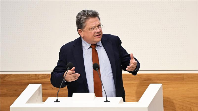 Niedersachsens Gesundheitsminister Philippi fordert von Bundesministerin Nina Warken (CDU) ein Nachsteuern. (Archivbild)