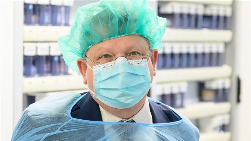 Niedersachsens Gesundheitsminister Philippi, hier in der Asklepios Harzklinik Goslar, sieht Nachbesserungsbedarf, hält die Krankenhausreform an sich aber für notwendig. (Archivbild)