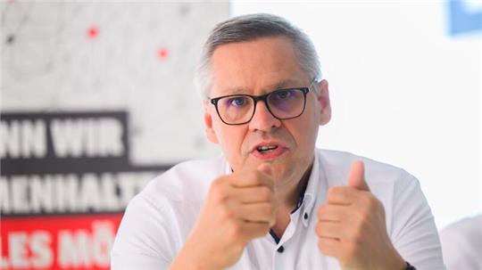 Niedersachsens IG-Metall-Bezirksleiter Thorsten Gröger sieht in Massenentlassungen keine Lösung. (Archivbild)
