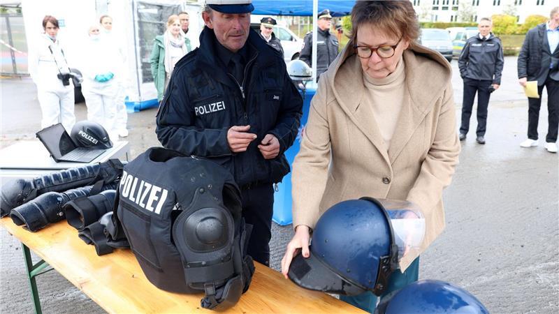 Polizeiausrüstung: Ministerin begründet Millionenausgaben Niedersachsens Innenministerin Behrens: Handlungssicherheit mit Dienstwaffen kommt nicht von allein, es braucht kontinuierliches Training auf geeigneten Trainingsstätten.