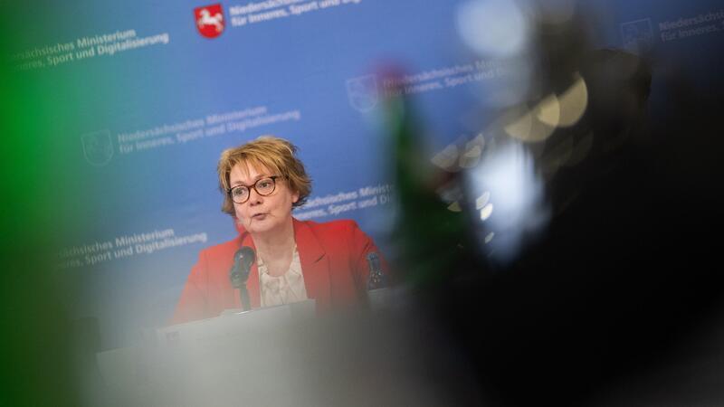 Niedersachsens Innenministerin Daniela Behrens (SPD) informiert über politisch motivierte Kriminalität.