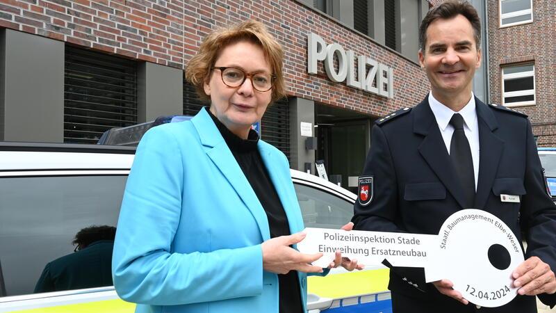Niedersachsens Innenministerin Daniela Behrens (SPD) überreicht dem Leiter der Polizeiinspektion Stade, Jan Kurzer, den symbolischen Schlüssel für die neue Wache in der Teichstraße.