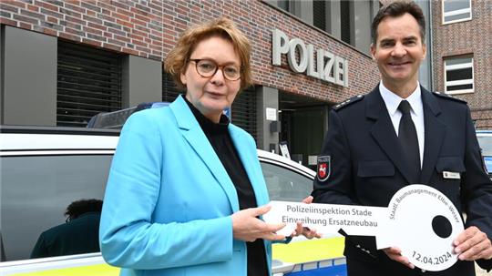 Niedersachsens Innenministerin Daniela Behrens (SPD) überreicht dem Leiter der Polizeiinspektion Stade, Jan Kurzer, den symbolischen Schlüssel für die neue Wache in der Teichstraße.