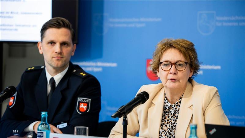 Niedersachsen: So wenig Verkehrstote wie nie in über 70 Jahren Niedersachsens Innenministerin Daniela Behrens (SPD) sagt zur sinkenden Zahl von Verkehrstoten: „Das ist ein historischer Tiefstand.“