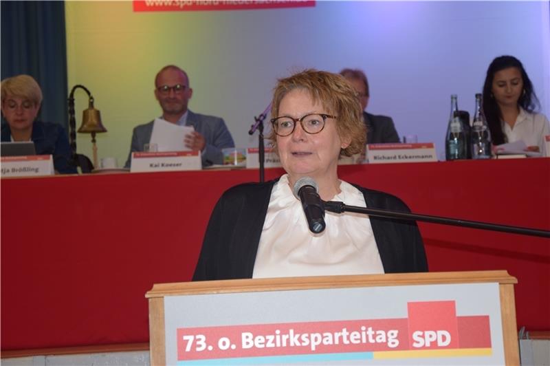 Niedersachsens Innenministerin Daniela Behrens (SPD) spricht beim SPD-Bezirksparteitag Nord-Niedersachsen in Jork Foto: Sulzyc