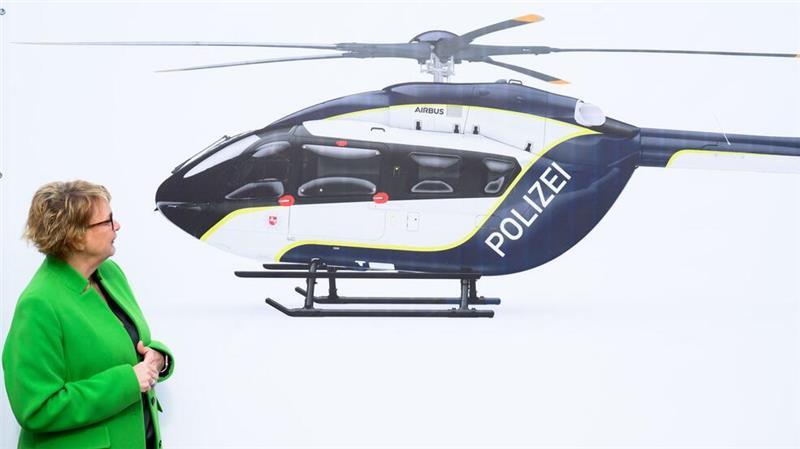 Polizei rüstet mit Drohnen und zwei neuen Hubschraubern auf Niedersachsens Innenministerin Daniela Behrens präsentiert das Design des neuen Polizeihubschraubers, der 2026 kommen soll.