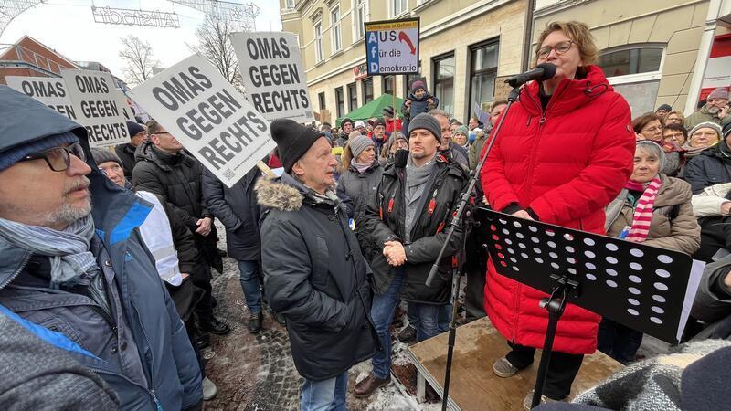Für Freiheit und Menschenwürde: Organisator von Demo-Ausmaß beeindruckt - CDU doch dabei Niedersachsens Innenministerin Daniela Behrens war die prominenteste Teilnehmerin der Kundgebung in Buxtehude.