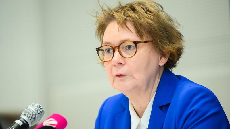 Daniela Behrens (SPD), Innenministerin, stellt bei einer Pressekonferenz die Polizeiliche Kriminalstatistik 2023 für Niedersachsen vor. 