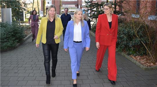 Niedersachsens Justizministerin Dr. Kathrin Wahlmann (SPD, Mitte) ist mit Amtsgerichtsdirektorin Nadine Romer-Moje (rechts) und der Buxtehuder Landtagsabgeordneten Birgit Butter (CDU) auf dem Weg in das Amtsgericht Buxtehude.