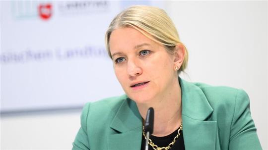 Niedersachsens Justizministerin Kathrin Wahlmann (SPD) spricht bei einer Kabinettspressekonferenz.