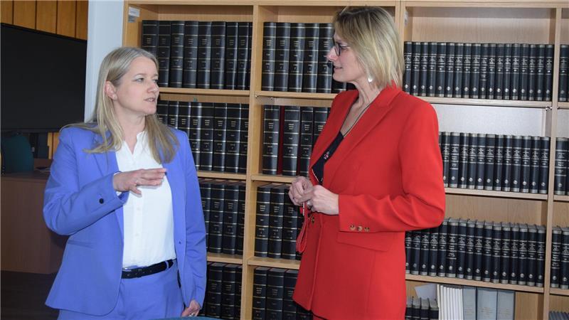 Niedersachsens Justizministerin Kathrin Wahlmann (SPD, links) spricht im Richterzimmer mit Amtsgerichtsdirektorin Nadine Romer-Moje. 90 Minuten lang informiert sich die Ministerin im Amtsgericht Buxtehude bei den Mitarbeitern.