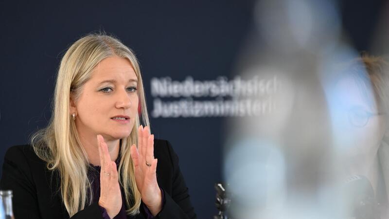 Niedersachsens Justizministerin Kathrin Wahlmann (SPD) tritt für ein Verbot von Voyeuraufnahmen ein. (Archivbild)