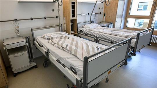 Niedersachsens Kliniken halten laut Minister Andreas Philippi derzeit Tausende Betten zu viel vor. (Archivbild)