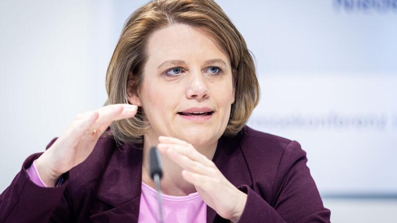 Niedersachsens Kultusministerin Julia Willie Hamburg spricht auf einer Pressekonferenz.