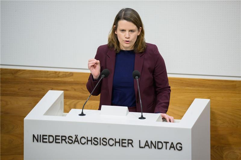 Das müssen Schüler ab Donnerstag bei der Bus- und Bahnfahrt beachten Niedersachsens Kultusministerin Julia Willie Hamburg (Grüne) spricht im niedersächsischen Landtag.