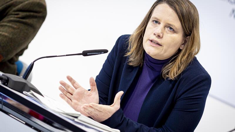 Niedersachsens Kultusministerin Julia Willie Hamburg redet Klartext. Es gebe keine einfachen Lösungen für den Lehrermangel im Landkreis Stade, sagt sie.