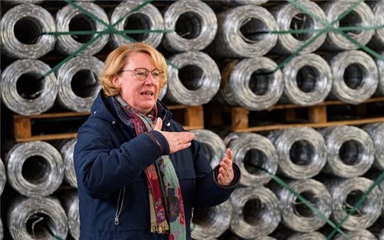 Niedersachsens Landwirtschaftsministerin Barbara Otte-Kinast (CDU) vor dem eingelagerten Schutzzaun. Foto: Philipp Schulze/dpa