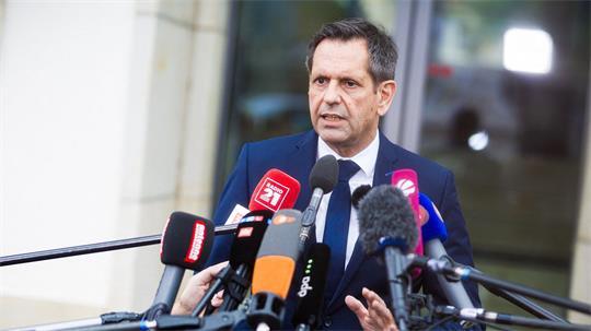 Niedersachsens Ministerpräsident Lies ist froh, dass bislang keine Werkschließungen beschlossen wurden.