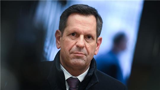 Niedersachsens Ministerpräsident Olaf Lies (SPD) äußert sich gegenüber unserer Redaktion unter anderem zur Weservertiefung, zur A20, zum Wolf und zu den Krankenhäusern.