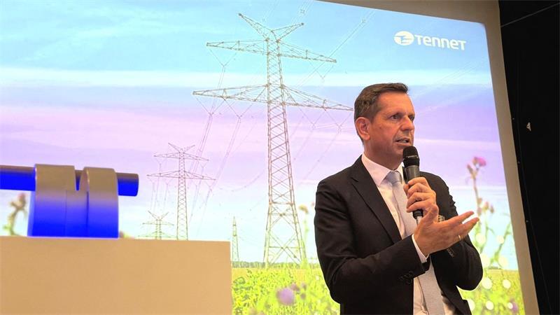 Niedersachsens Ministerpräsident Olaf Lies (SPD) freut sich vor allem über das Umsetzungstempo bei der Industrieleitung in Salzgitter.