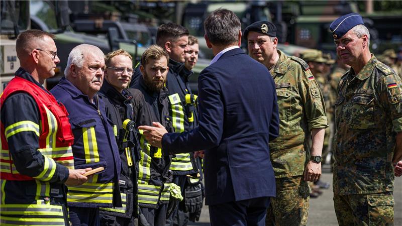 Niedersachsens Ministerpräsident Olaf Lies (SPD) informiert sich in Nienburg zur großen Nato-Übung.