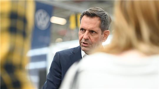 Niedersachsens Ministerpräsident Olaf Lies (SPD) möchte eine chinesische Autorproduktion in deutschen VW-Werken „offen prüfen“. (Archivbild)