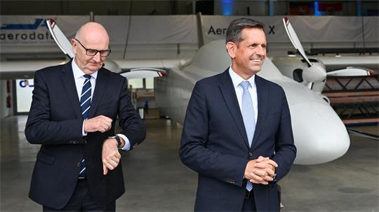 Niedersachsens Ministerpräsident Olaf Lies (SPD) (rechts) - Seite an Seite mit seinem Amtskollegen aus Brandenburg - hält nichts von einem „Trainer“-Wechsel bei der SPD.  