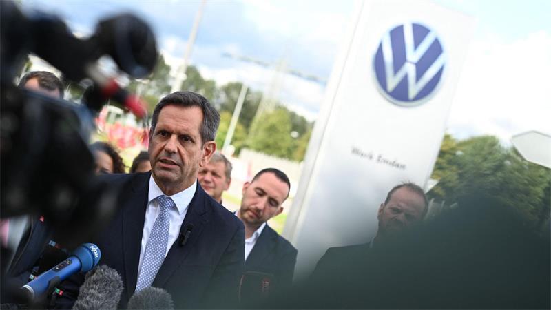 Niedersachsens Ministerpräsident Olaf Lies (SPD) sieht eine Standortgarantie für den Bau von E-Autos im VW-Werk Emden. 