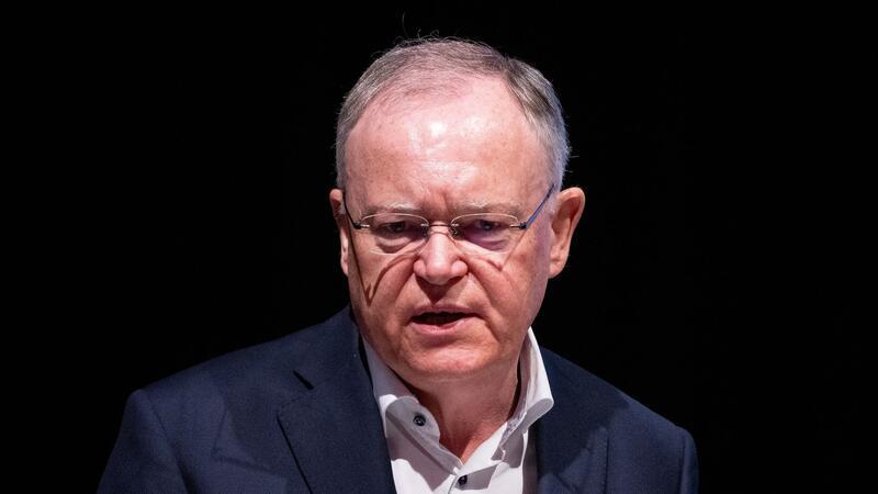 Höhere Bezahlung von Weil-Mitarbeiterin: CDU-Aufstand hat Erfolg Niedersachsens Ministerpräsident Stephan Weil (SPD).
