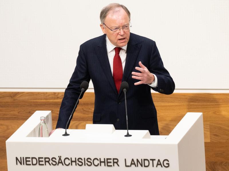 Niedersachsens Ministerpräsident Stephan Weil (SPD) hält eine Rede im Landtag. Foto: Julian Stratenschulte/dpa/Archivbild
