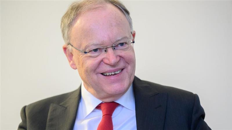 Ministerpräsident Weil irrt sich im Wahllokal Niedersachsens Ministerpräsident Stephan Weil (SPD) irrte sich zunächst im Wahllokal. (Archivbild)