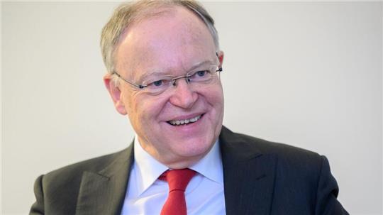 Niedersachsens Ministerpräsident Stephan Weil (SPD) irrte sich zunächst im Wahllokal. (Archivbild)