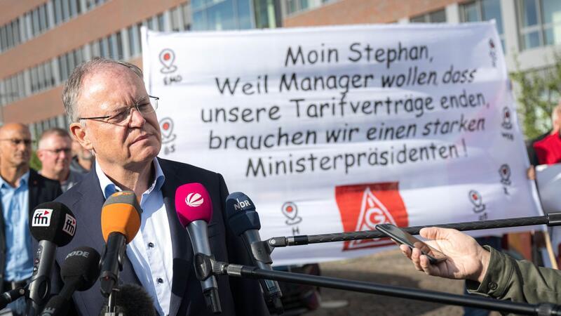 Niedersachsens Ministerpräsident Stephan Weil dringt nach einem Besuch des VW-Werkes in Emden auf Gespräche zwischen Management und Arbeitnehmervertretern, um Lösungen für die Krise bei dem Autobauer zu finden.