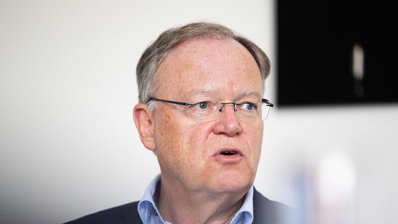 Niedersachsens Ministerpräsident Stephan Weil fordert, dass die Zahl der nach Deutschland kommenden Menschen reduziert werden muss.