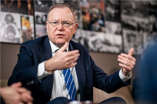 Niedersachsens Ministerpräsident Stephan Weil geht nicht von einer Fortsetzung des 9-Euro-Tickets aus. Foto: Michael Kappeler/dpa
