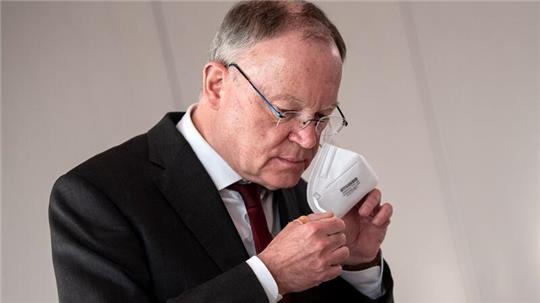 Niedersachsens Ministerpräsident Stephan Weil legt eine FFP2-Maske ab.
