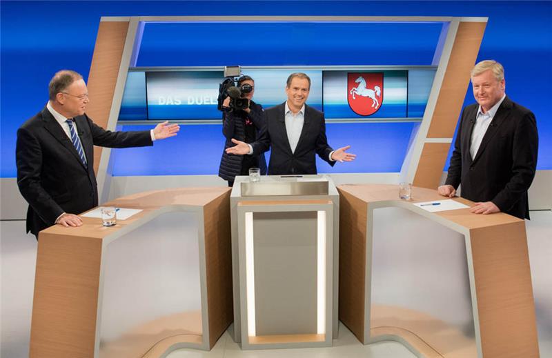 Niedersachsens Ministerpräsident Stephan Weil (links, SPD) und CDU-Spitzenkandidat Bernd Althusmann im TV-Duell. Foto: Julian Stratenschulte/dpa
